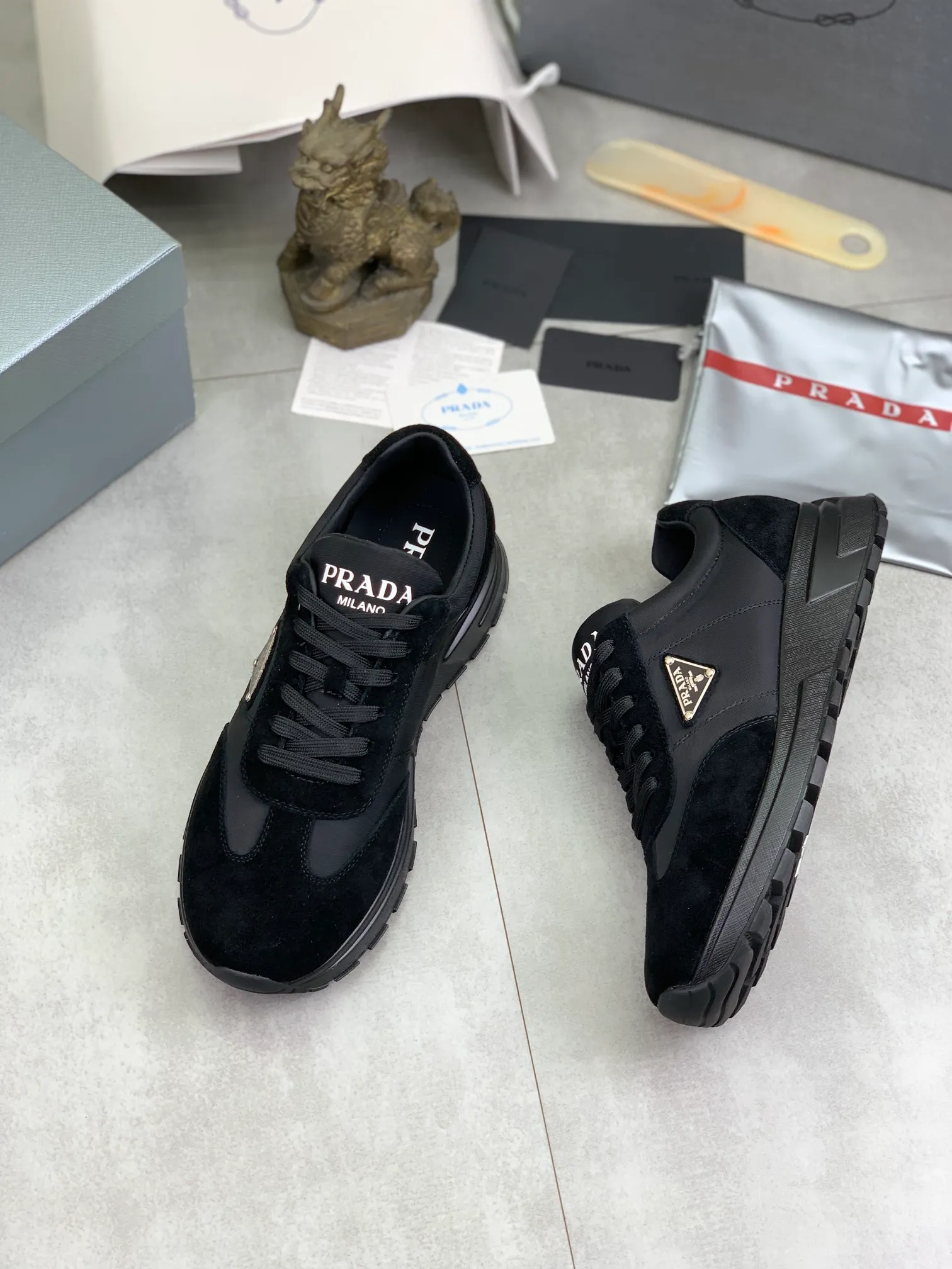 Men's shoes 💰P562💰[New model] The top version is available on the official website, 🆘 The trendy brand (PRADA) mainly promotes the popular model, avant-garde and versatile fashionable men's shoes, private version mold opening, cowhide surface splicing 1:1 replica... fashionable and simple, original imported cowhide and lining cowhide feet; the atmosphere and personality are more fashionable, eye-catching and pursuing class. It will subvert the old idea and be a must-have for fashion trendsetters with you! Must keep it for yourself! Tall and comfortable, large and low, high-end quality workmanship. Code number: 38-44 (45 customized) 4️⃣ colors available.